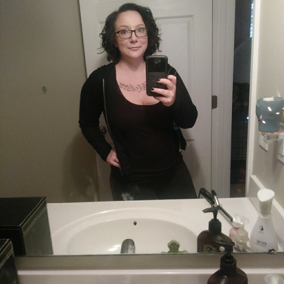 Meet your Posher, Erica - Picture 2 of 5